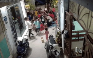 Clip: Cả ngõ tụ tập đánh bài, bé gái 6 tuổi hô 1 câu khiến mọi người nháo nhào bỏ chạy