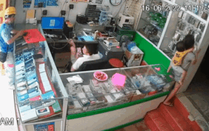 Vợ cõng con ngã đập đầu xuống đất, phản ứng của người chồng khiến ai nấy 'rưng rưng'