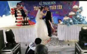 Chuẩn bị hôn cô dâu say đắm trên sân khấu, chú rể giật mình rồi ngã lăn xuống sàn vì trò đùa quen thuộc