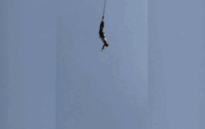 Đang nhảy bungee thì bất ngờ đứt dây treo, nam du khách rơi thẳng xuống đáy hồ bất tỉnh