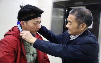 Nỗi lòng cha già lượm phế liệu mỗi ngày tích cóp từng đồng bạc lẻ chờ cứu con trai mắc bệnh hiểm nghèo