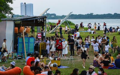 Hà Nội: Đóng cửa bãi đá sông Hồng vì để khách tụ tập đông nghẹt, bất chấp dịch bệnh Covid-19