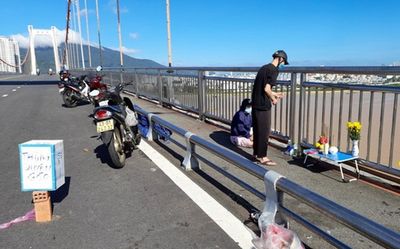 Cô gái trẻ trèo qua lan can cầu rồi gieo mình xuống sông Hàn tự tử trước sự bàng hoàng của người đi đường