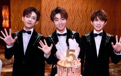 Cuối cùng, ba thành viên TFBoys đã đứng chung sân khấu mở màn gala Xuân Vãn: Thoả nỗi mong chờ của fan