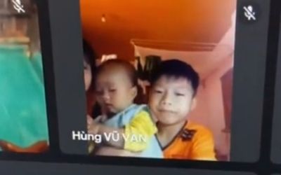 Clip: Vừa học online vừa trông em nhỏ, nam sinh lớp 4 khiến dân mạng rần rần ngợi khen