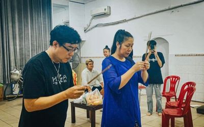 Nghệ sĩ Hồng Vân cùng đồng nghiệp làm lễ cúng cố diễn viên Anh Vũ, Mai Phương tại sân khấu
