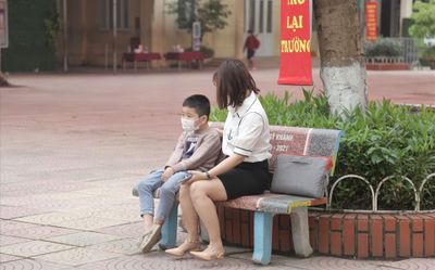 Một phụ huynh đưa con lớp 1 đến nhầm trường trong ngày đầu tiên đi học
