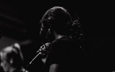 Hát bolero quá xuất sắc, một nữ ca sĩ được khuyên nên đi làm... ca sĩ!
