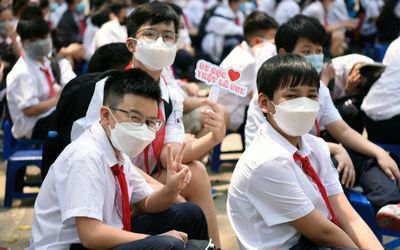 Học sinh cả nước đi học trở lại