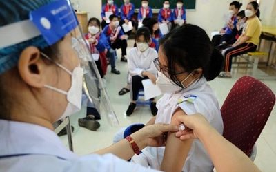 Tin COVID-19 chiều 22-4: Số ca mắc mới giảm đều, Hà Nội cao nhất với 980 ca