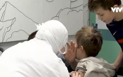 Quốc gia đầu tiên trên thế giới tạm dừng tiêm vaccine COVID-19