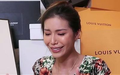 Minh Tú khóc 'sưng cả mắt' vì hành động này của fan