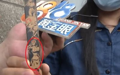 'Bóc phốt' hình nhân vật One Piece in trên bút cho trẻ quá hở hang, người mẹ khiến netizen tranh cãi