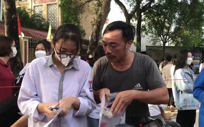 Xúc động hình ảnh bố cẩn thận dặn dò con gái trước giờ thi: 'Trong mắt cha, con lúc nào cũng bé bỏng'