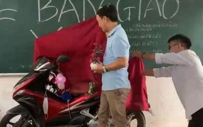 Thầy giáo ngỡ ngàng trước màn trao tặng xe ngay tại lớp học
