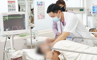 Nghi do ăn nhộng ve sầu, 3 người đàn ông nhập viện khẩn