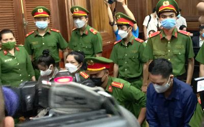 Xét xử vụ bé gái 8 tuổi bị bạo hành tử vong: Cha ruột và 'dì ghẻ' cúi gằm mặt khi được đưa vào xử án