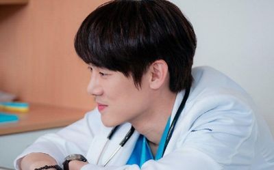 Nam thần Hospital Playlist được khen chuẩn 'nhà tài phiệt' khi làm điều này