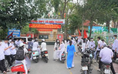 Hiệu trưởng nói gì về việc hàng chục học sinh không được dự lễ khai giảng vì đến trễ?