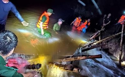 Hàng trăm người trắng đêm vá đê vỡ ở Nghệ An