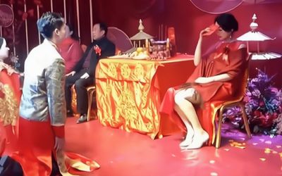 Dự đám cưới của con chồng, mẹ kế 'tái mặt' khi thấy chú rể