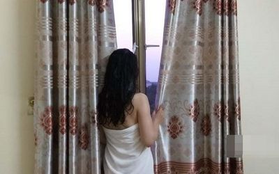 Về nhà đột xuất, vợ chợt không vui, chồng kéo rèm mới tá hỏa sự thật