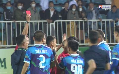 Minh Vương nói không bị phạm lỗi, trọng tài vẫn bắt phạt đền cho HAGL?