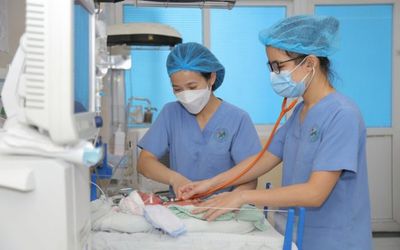 Trẻ sơ sinh mắc sốt xuất huyết có triệu chứng lâm sàng không đặc trưng, dễ nhầm lẫn, bỏ sót