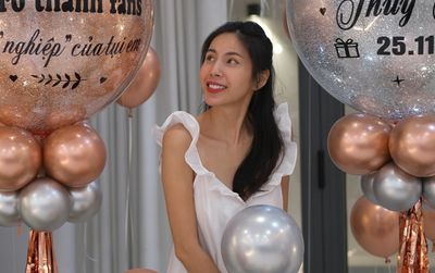 Thủy Tiên bị fan và Công Vinh 'đánh úp' tổ chức tiệc sinh nhật, để lộ thân hình gầy gò đáng lo ngại
