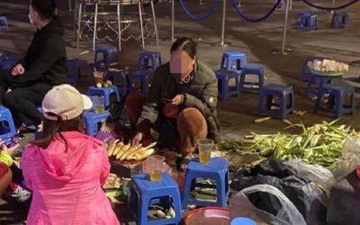 Xôn xao vụ cô gái bị 'chặt chém' 80.000 đồng/1 củ khoai nướng và lời giải thích bất ngờ của chủ quán