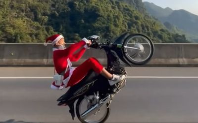 Thanh niên mặc đồ ông già Noel bốc đầu xe lạng lách và cái kết lọt vào tầm ngắm của công an