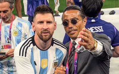 Messi nổi cáu 'thánh rắc muối' gây rắc rối nhưng cười tươi ôm một nữ đầu bếp giản dị