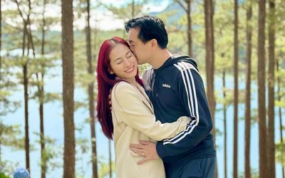 Vợ chồng Dương Khắc Linh - Sara Lưu 'trốn con' đón Noel tại Đà Lạt