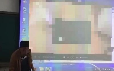 Nam giáo viên chiếu nhầm đoạn chat 'nhạy cảm' trên lớp khiến học trò 'ngượng chín mặt'