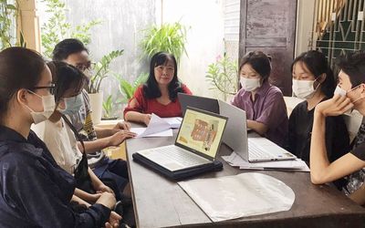 Người phụ nữ viết hàng trăm bức thư xin học bổng cho sinh viên nghèo