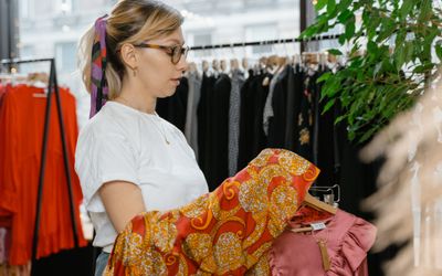 Muốn dùng hàng hiệu giá 'mềm', giới mộ điệu 'phát sốt' với dịch vụ thuê hàng hóa xa xỉ