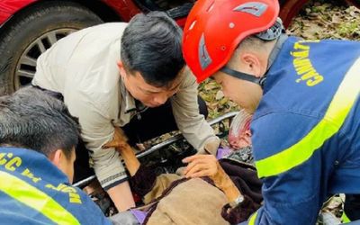 Cụ bà rơi xuống vực sâu 15 mét được cứu hộ thành công