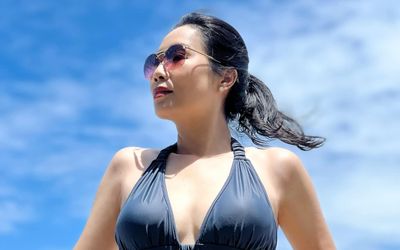 NSƯT Trịnh Kim Chi diện bikini đi biển, khoe body 'vạn người mê' khiến netizen há hốc mồm