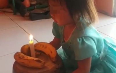 Bố mẹ không có tiền mua bánh kem, bé gái 3 tuổi vui vẻ mừng sinh nhật với 3 trái chuối
