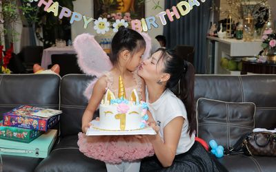 Siêu mẫu Vũ Thu Phương tự tay chuẩn bị tiệc sinh nhật cho con gái nhỏ