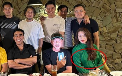Trương Ngọc Ánh bị nghi 'thả rông' khi dự tiệc hội ngộ cùng dàn diễn viên 'Đồng Tiền Xương Máu'