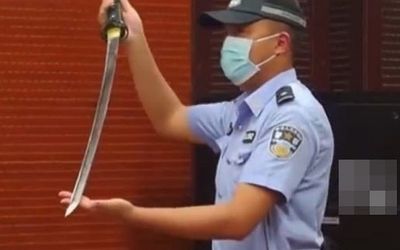 Dùng kiếm dạy dỗ con điểm thấp, ông bố ân hận cả đời