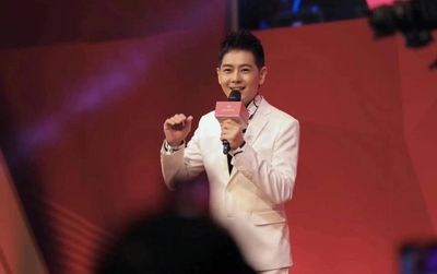 Lâm Chí Dĩnh 'tái xuất' làng giải trí sau khi gặp tai nạn giao thông