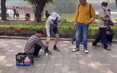 Phạt người đi giày cố tình đeo bám, chèo kéo khách du lịch nước ngoài đánh giày