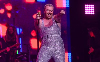 Sam Smith khiến fan 'bật ngửa ngỡ ngàng' với phong cách thời trang xuyên thấu, bó sát táo bạo