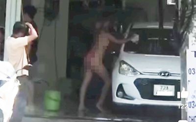 Cô gái mặc bikini rồi uốn éo tạo dáng 'rửa ô tô' gây phản cảm