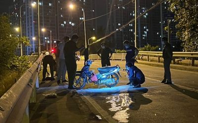 Cảnh tượng 'rợn tóc gáy' bên dưới chiếc xe bị lật tại cầu Gò Công lúc nửa đêm