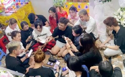 Kỳ lạ nhóm thanh niên hát hò trong đám tang người bạn quá cố, 'gạt nước mắt' với nguyên do phía sau