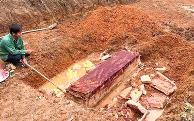 Đào móng xây nhà, cỗ quan tài lạ dần lộ ra khiến người dân hãi hùng