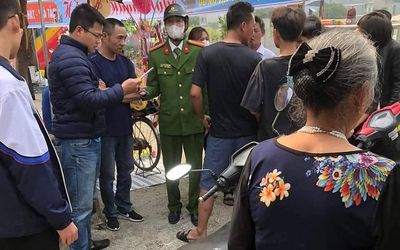Hà Nội: Mâu thuẫn tại hội làng, người đàn ông bị đối thủ đâm gục bằng kéo